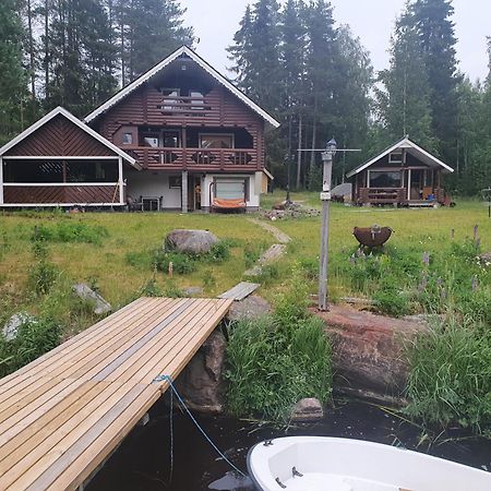 Viihtyisae Hirsimoekki Jaerven Rannalla Siikainen Экстерьер фото