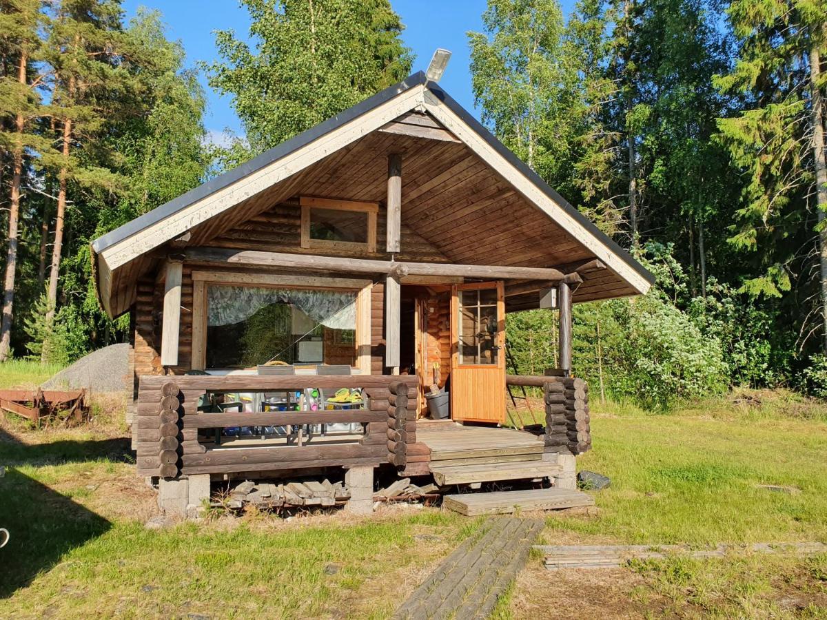 Viihtyisae Hirsimoekki Jaerven Rannalla Siikainen Экстерьер фото