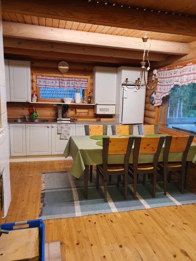 Viihtyisae Hirsimoekki Jaerven Rannalla Siikainen Экстерьер фото