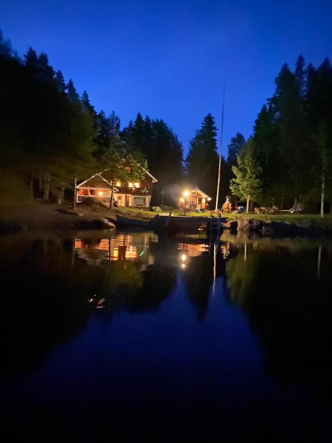 Viihtyisae Hirsimoekki Jaerven Rannalla Siikainen Экстерьер фото
