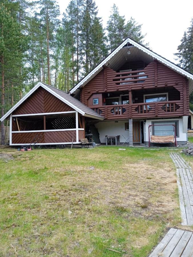 Viihtyisae Hirsimoekki Jaerven Rannalla Siikainen Экстерьер фото