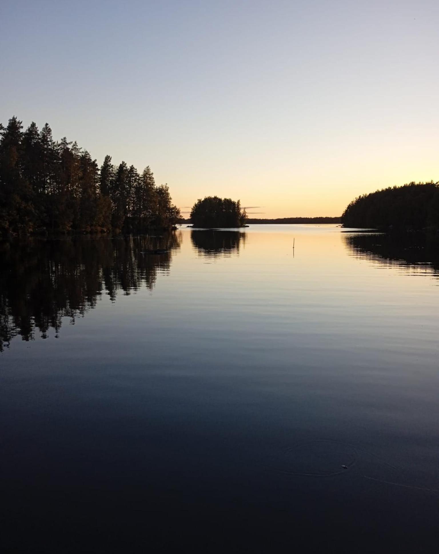 Viihtyisae Hirsimoekki Jaerven Rannalla Siikainen Экстерьер фото