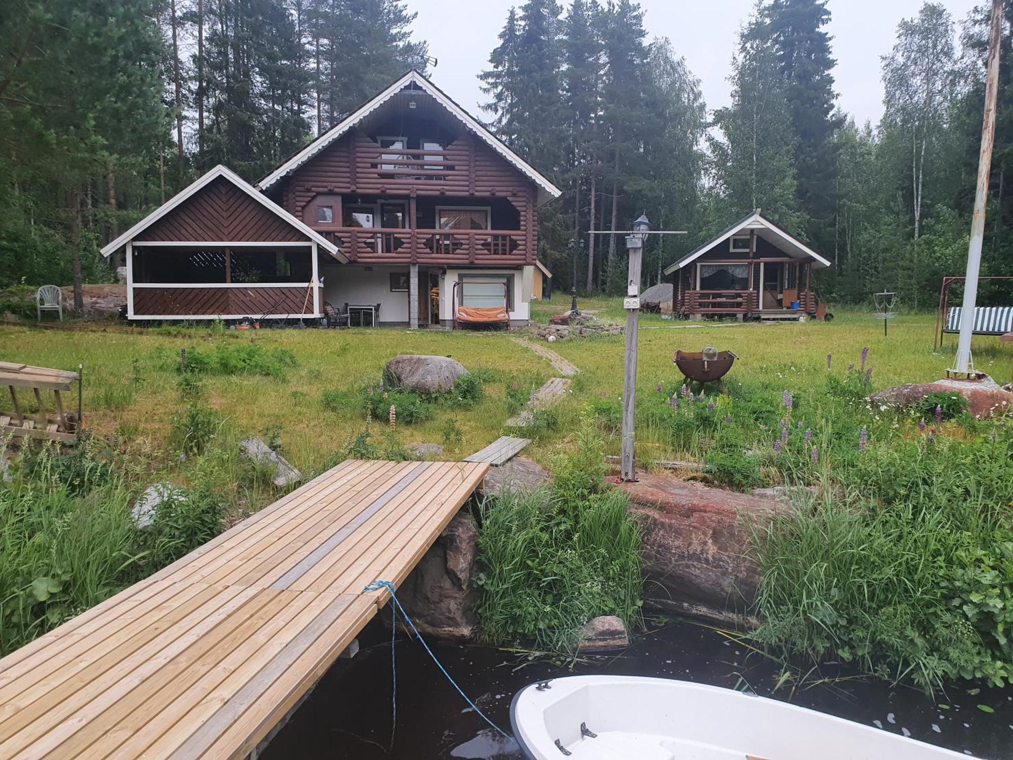 Viihtyisae Hirsimoekki Jaerven Rannalla Siikainen Экстерьер фото