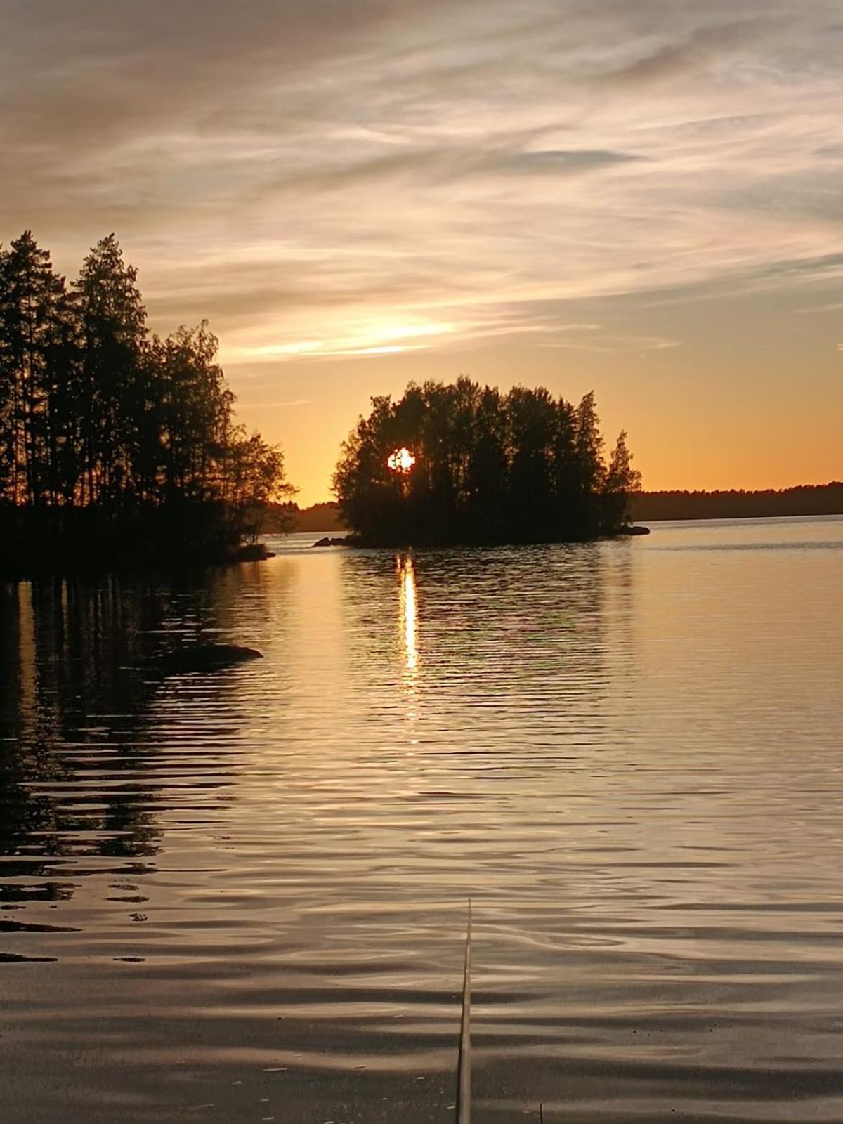 Viihtyisae Hirsimoekki Jaerven Rannalla Siikainen Экстерьер фото