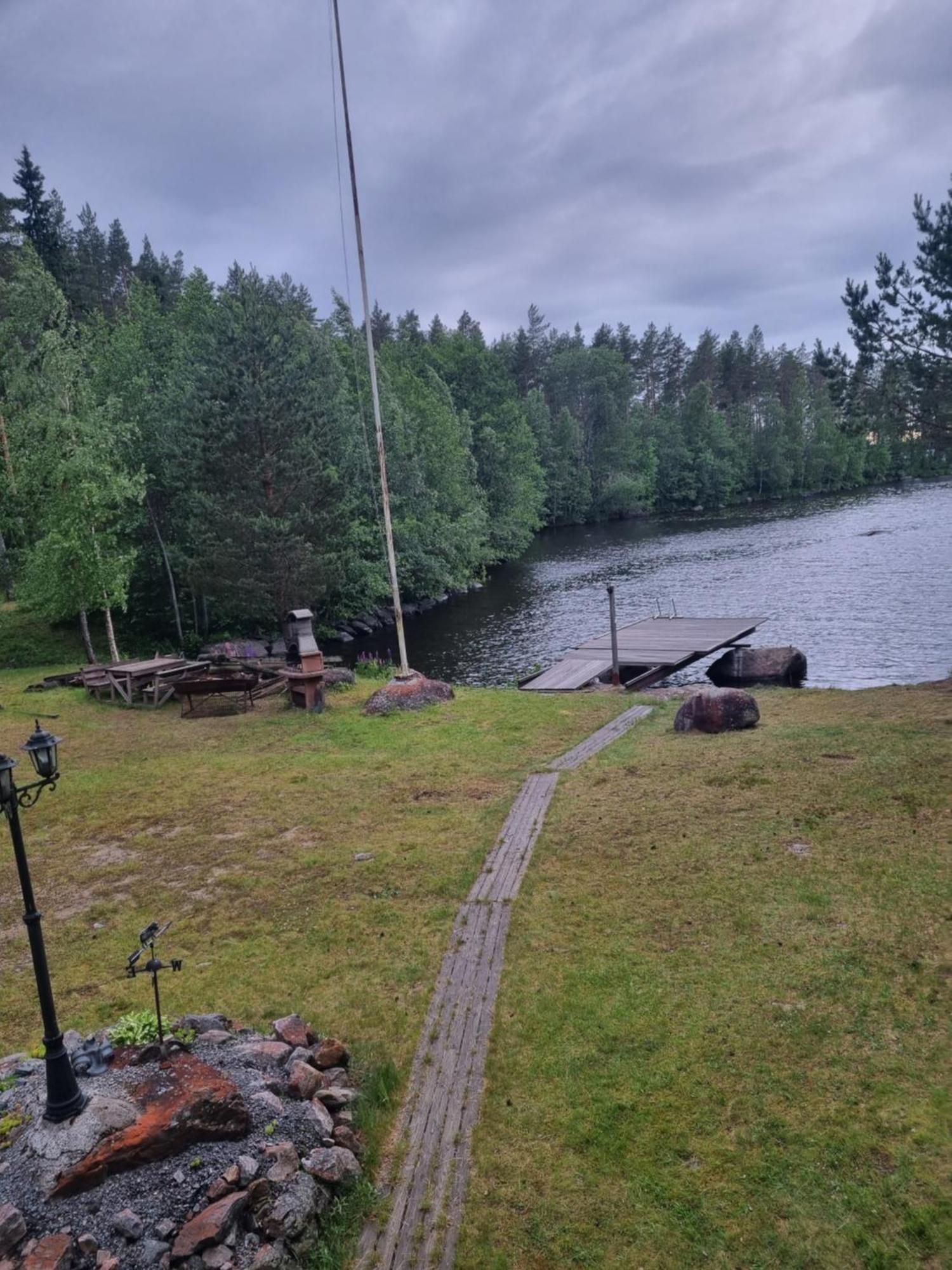 Viihtyisae Hirsimoekki Jaerven Rannalla Siikainen Экстерьер фото
